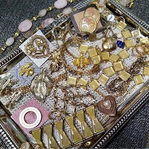 3 LB Estate Sale Costume Jewelry Lots, Signed & Unsigned, mostly Wearable - Picture 9 of 13